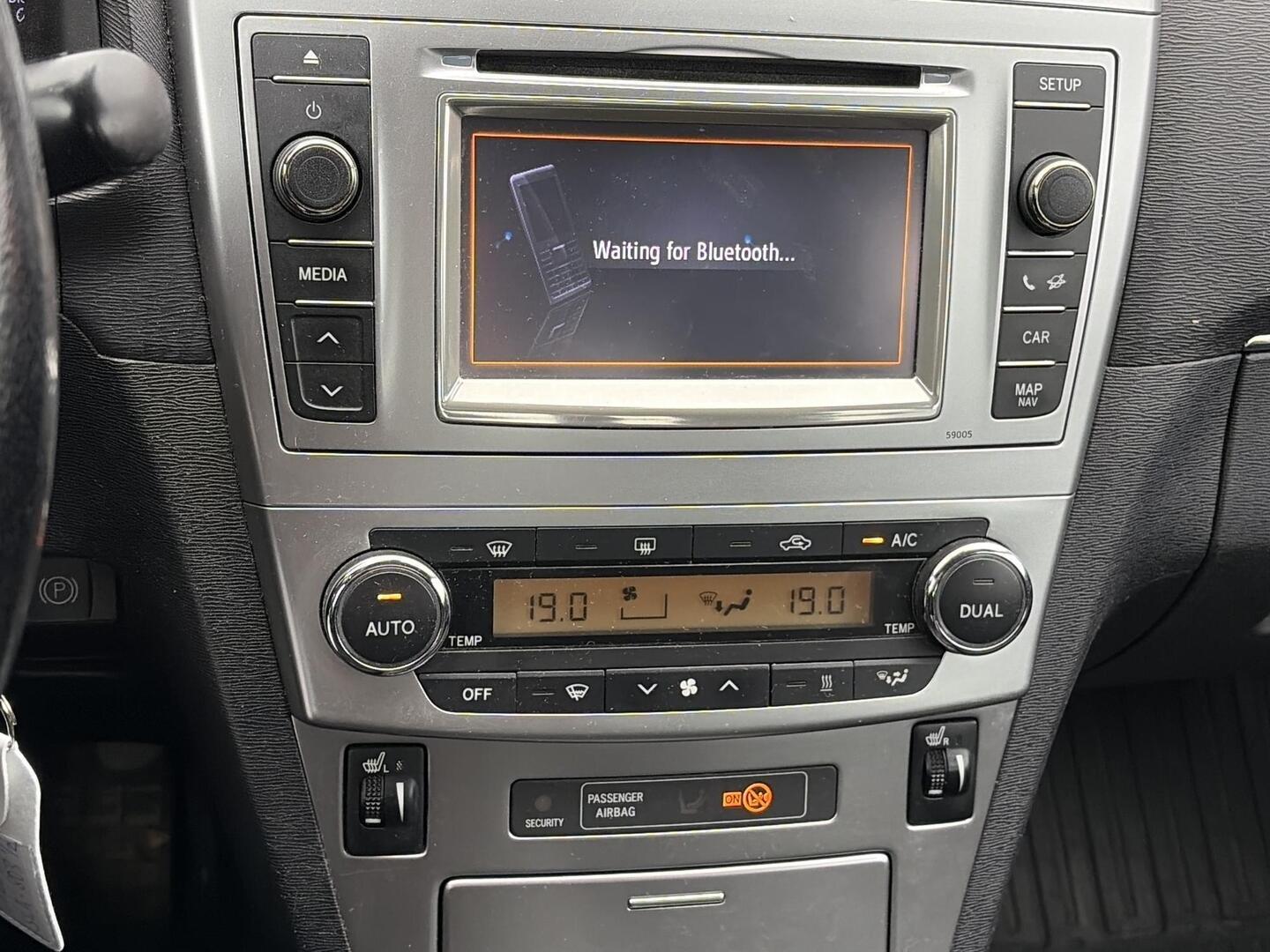 TOYOTA Avensis 2013