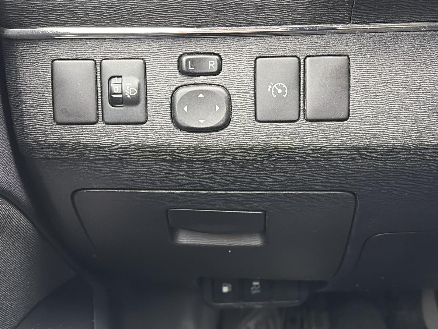 TOYOTA Avensis 2013