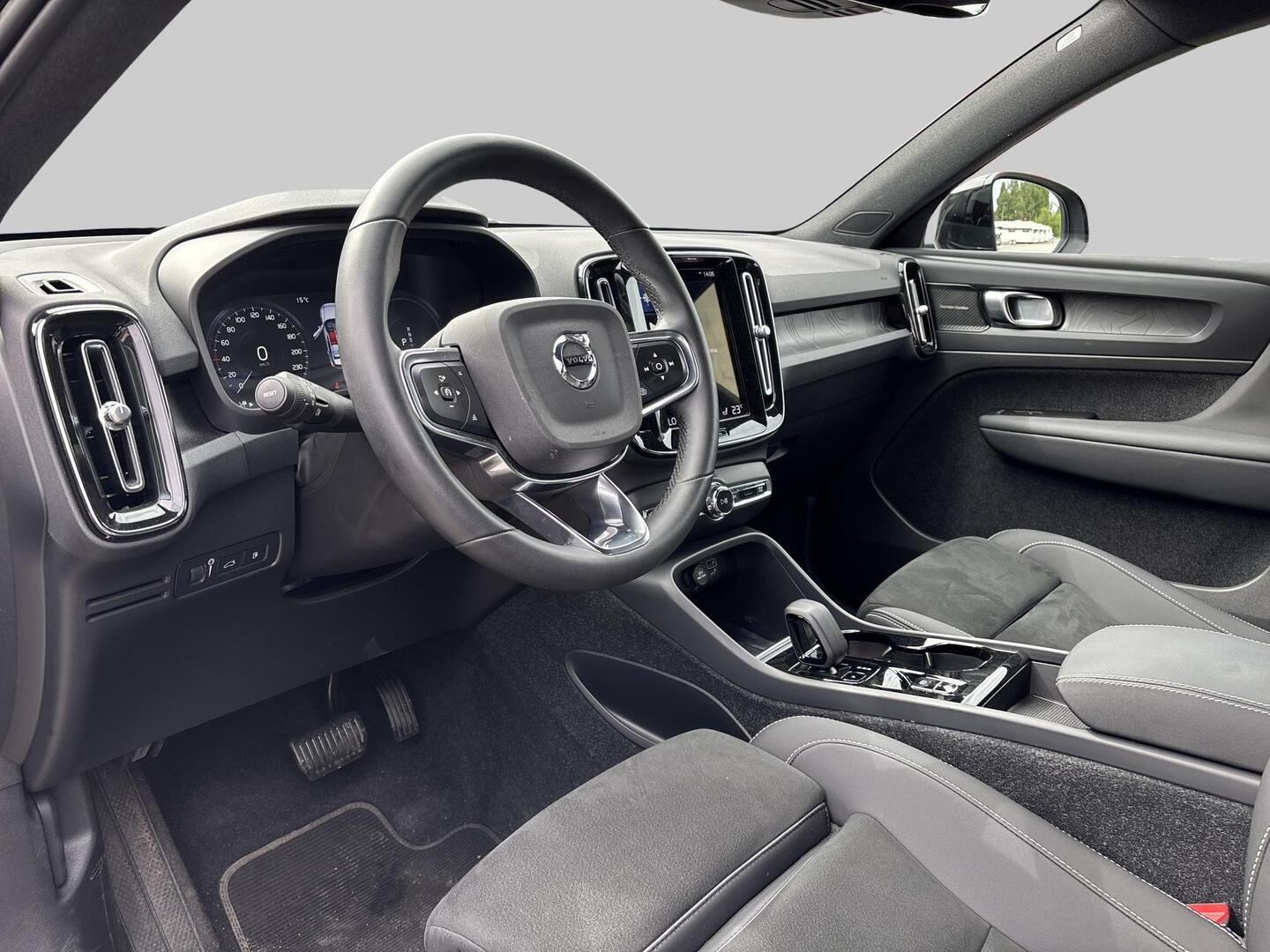 VOLVO XC40 2023