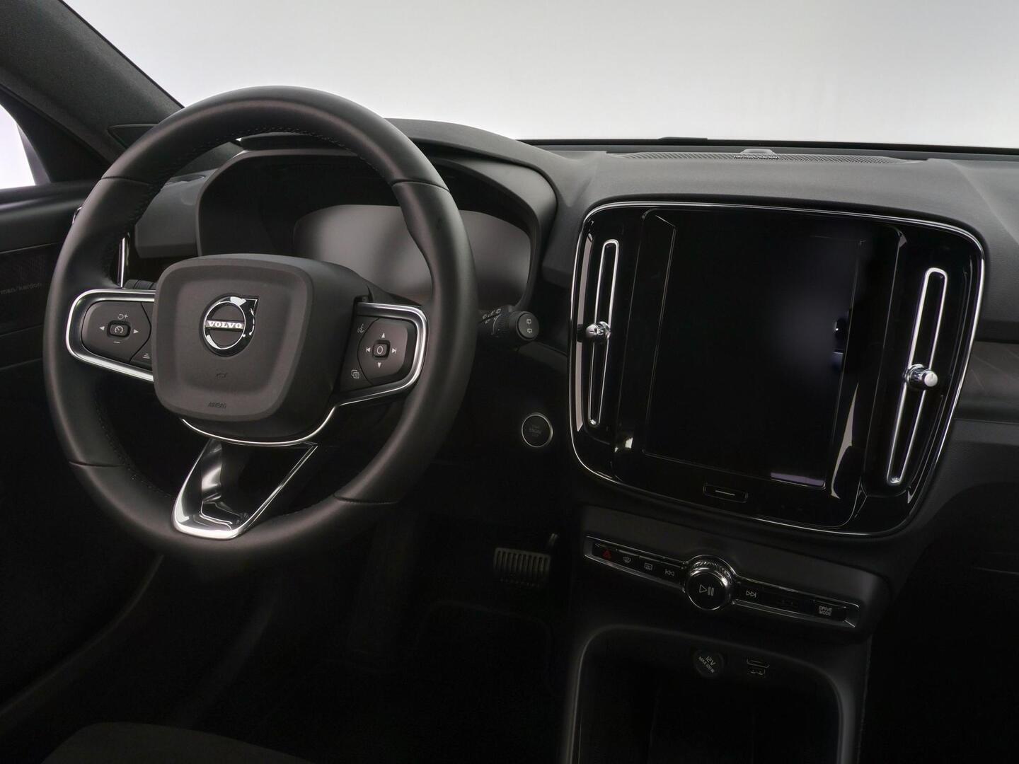 VOLVO XC40 2023