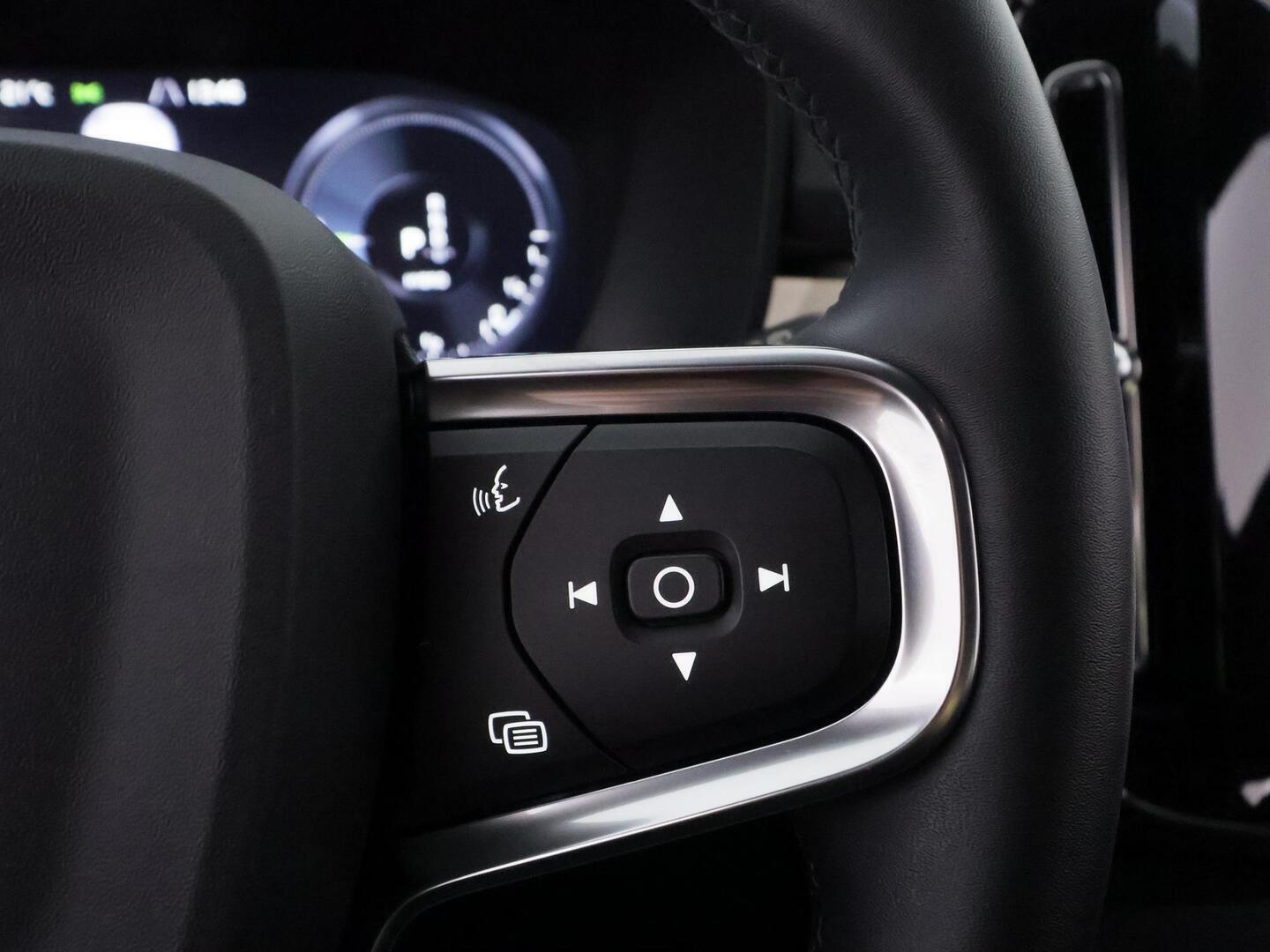 VOLVO XC40 2023