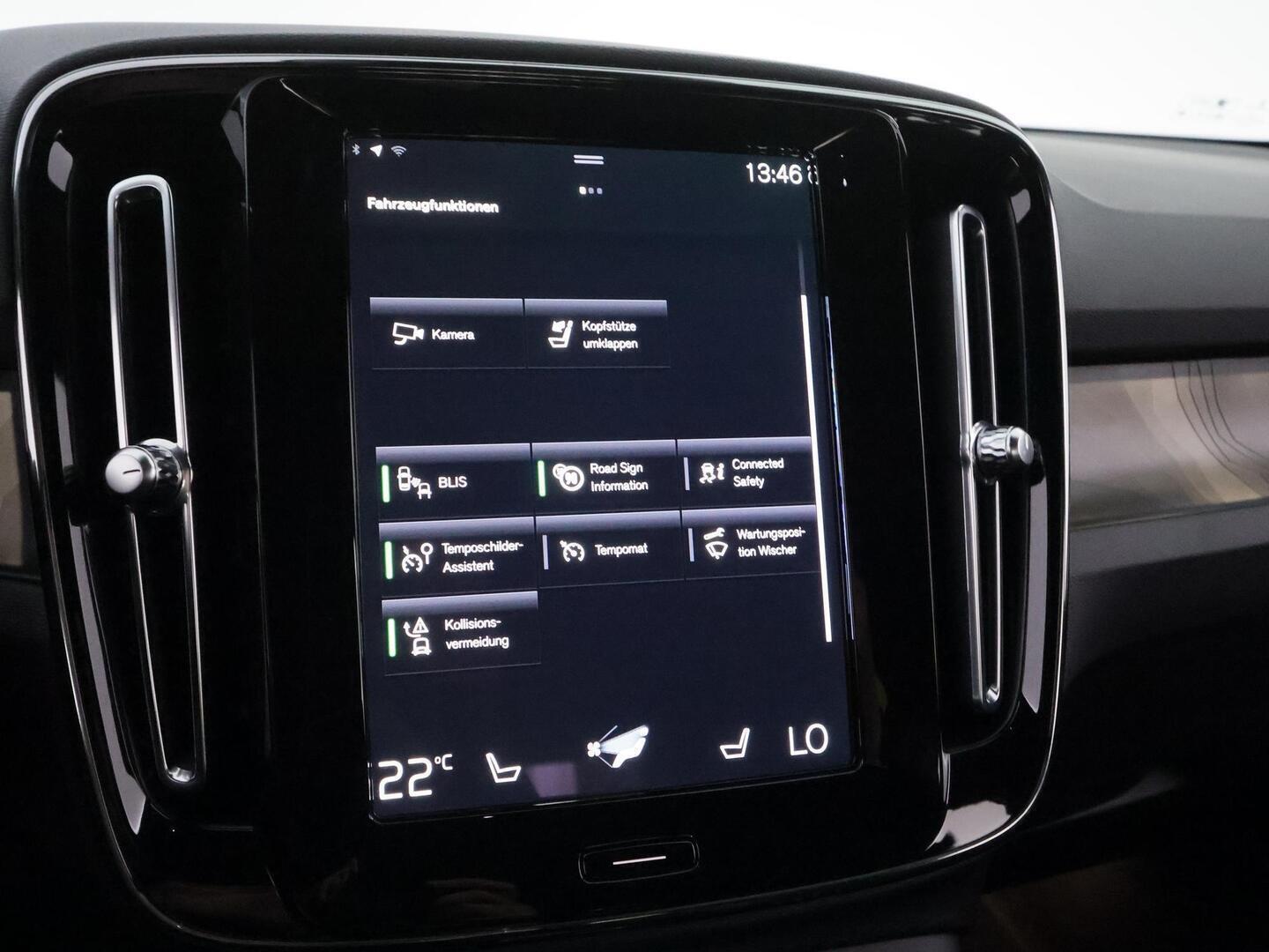 VOLVO XC40 2023