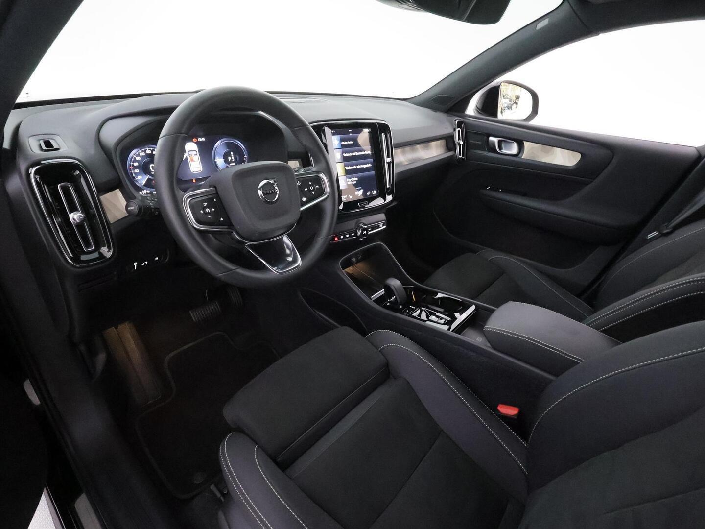 VOLVO XC40 2023