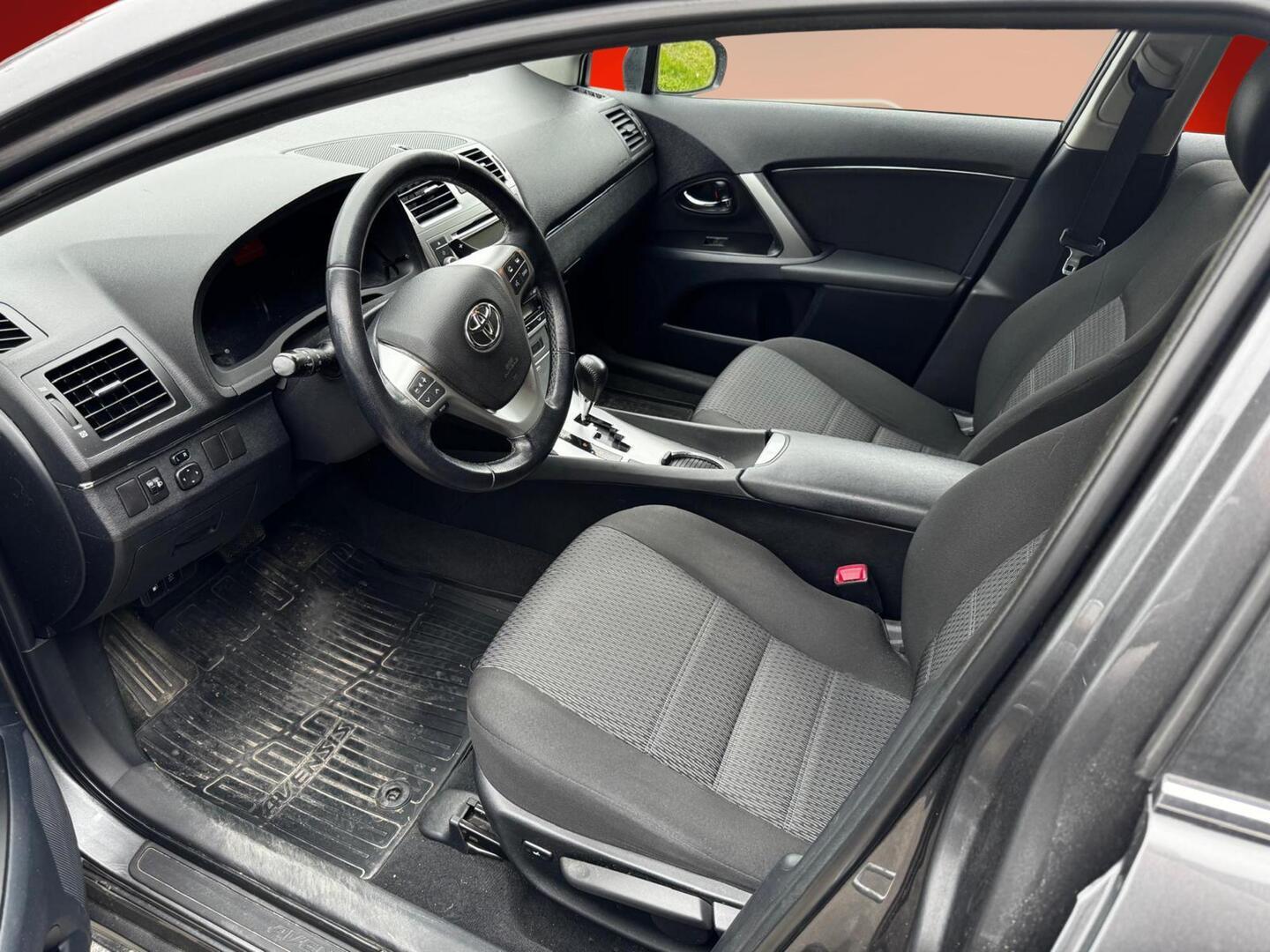 TOYOTA Avensis 2013