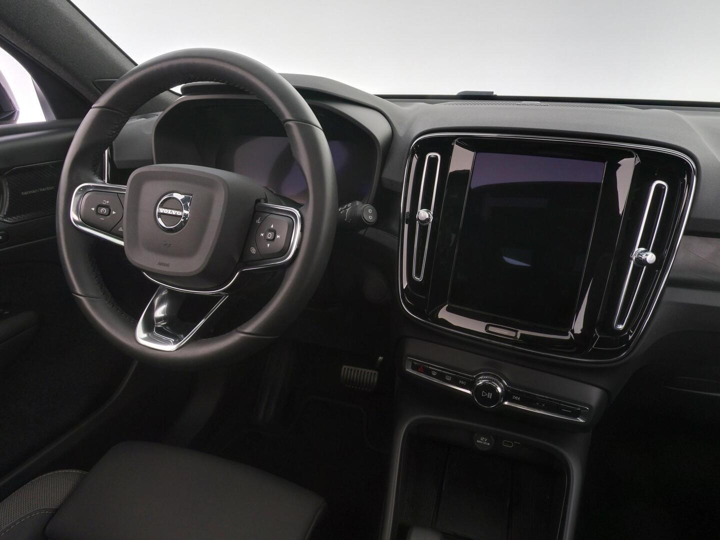 VOLVO XC40 2023
