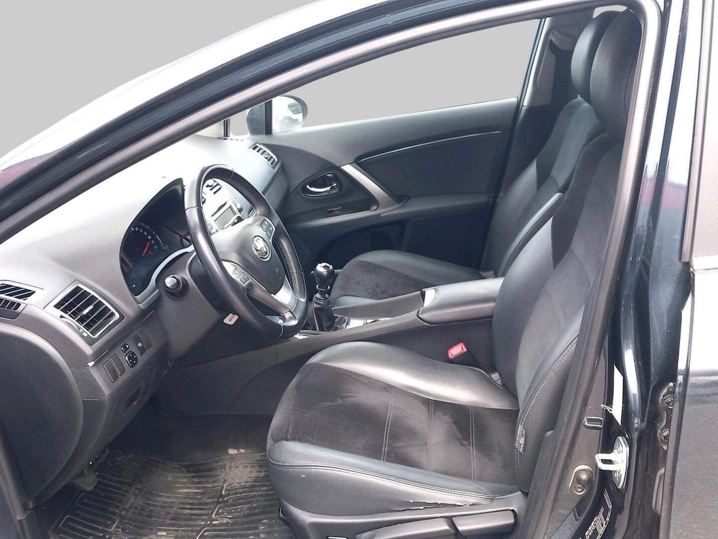 TOYOTA Avensis 2013
