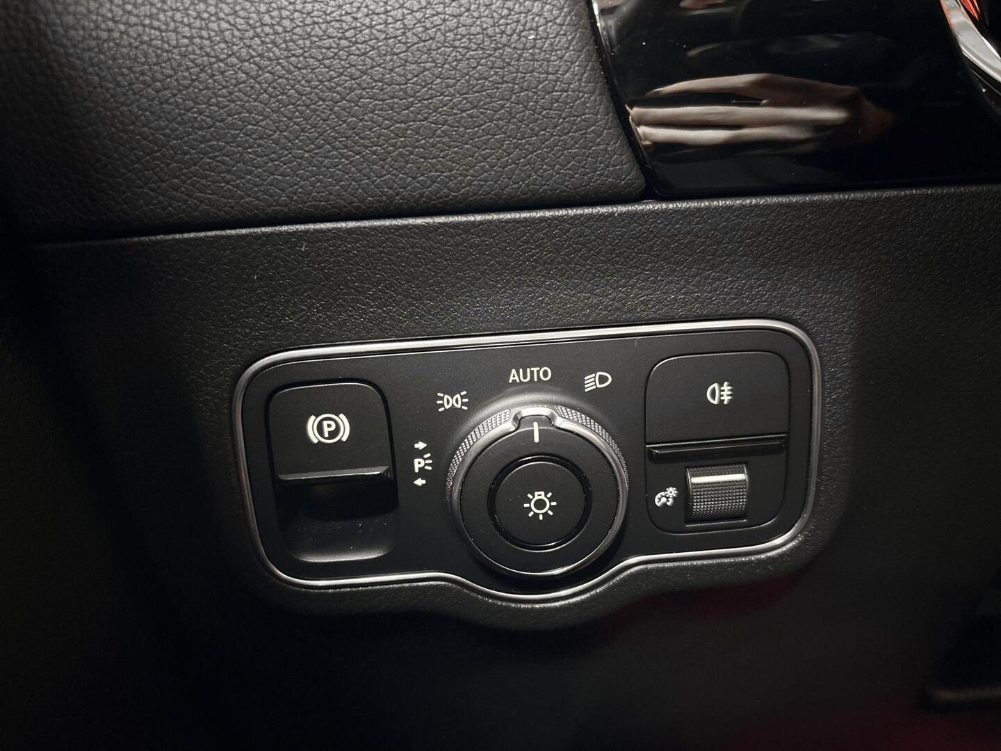 MERCEDES-BENZ EQA 2022