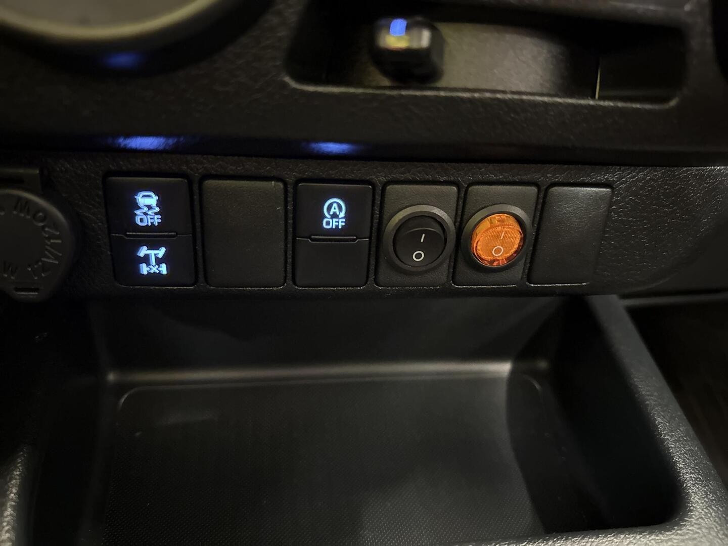 TOYOTA HILUX 2023