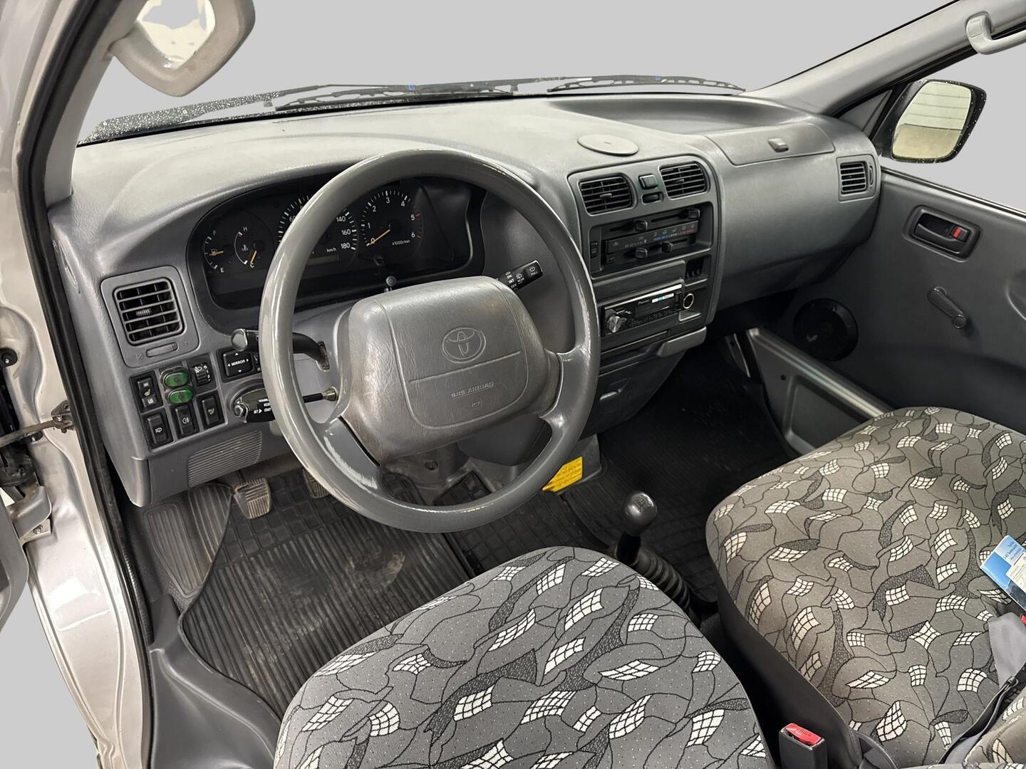 TOYOTA Hiace 2005