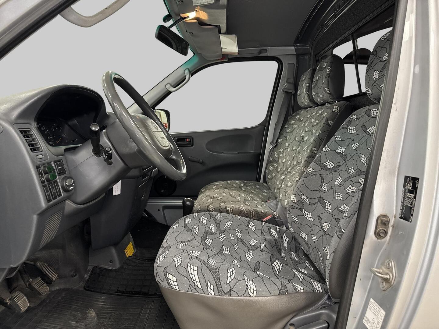 TOYOTA Hiace 2005