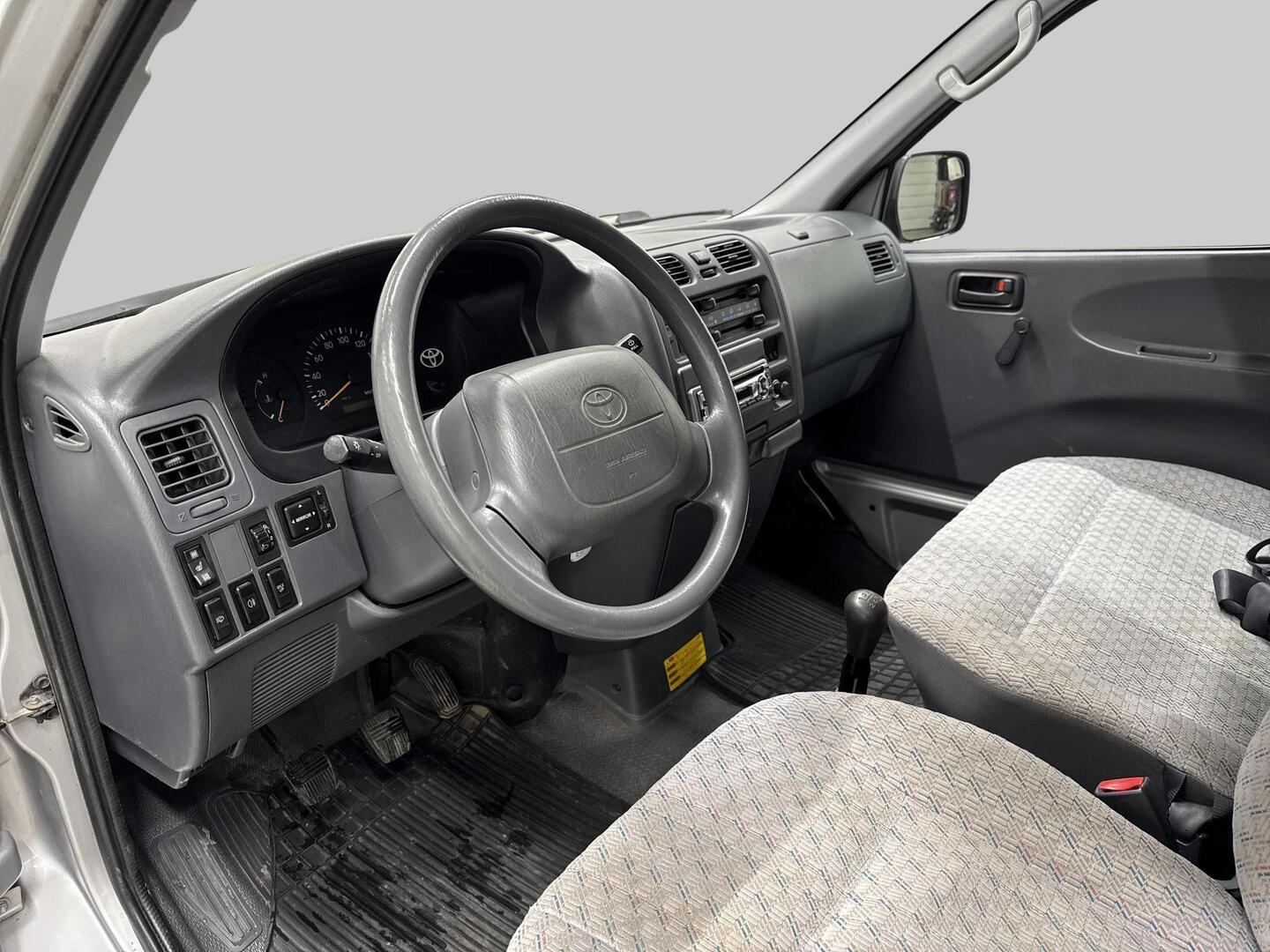 TOYOTA HIACE 2004