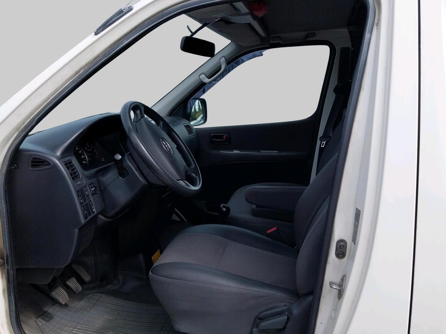 TOYOTA HIACE 2011