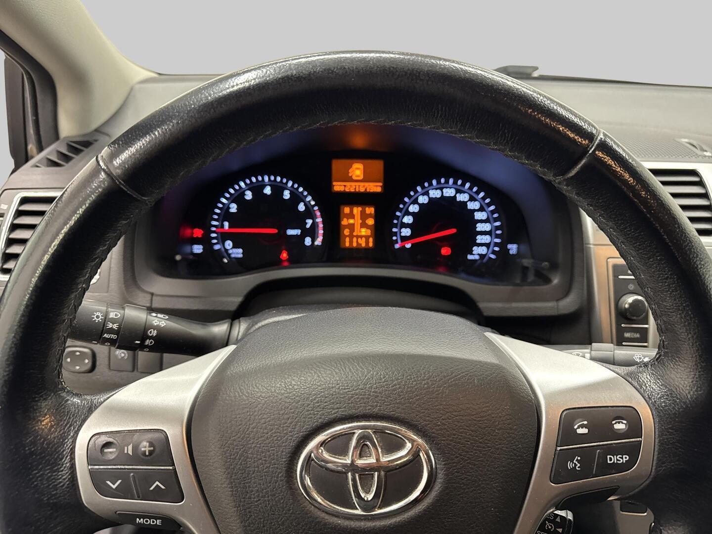 TOYOTA Avensis 2012