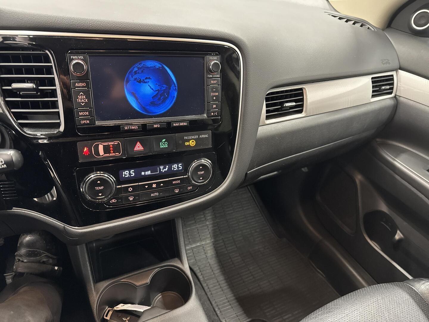 MITSUBISHI OUTLANDER PHEV 2015