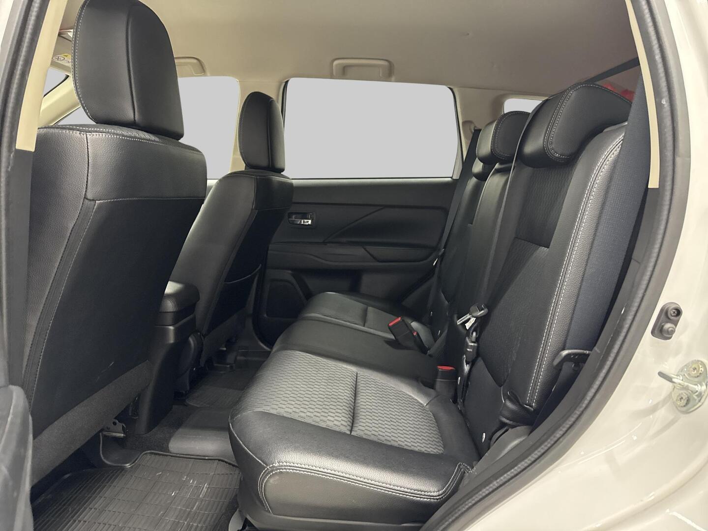 MITSUBISHI Outlander PHEV 2014