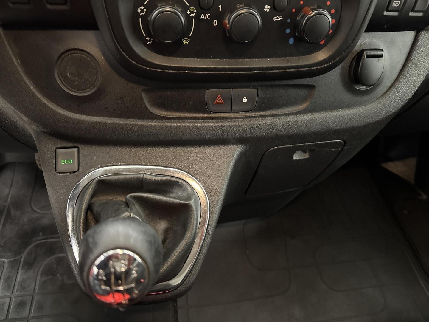 NISSAN NV300 2017