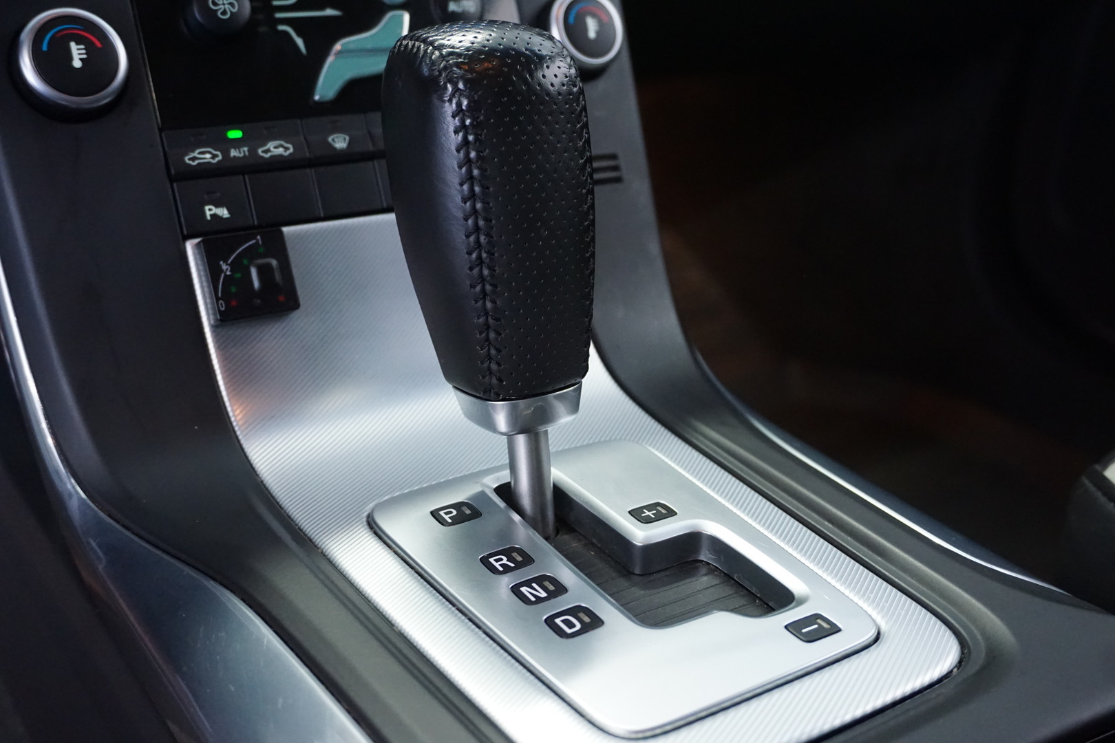 VOLVO V70 2011