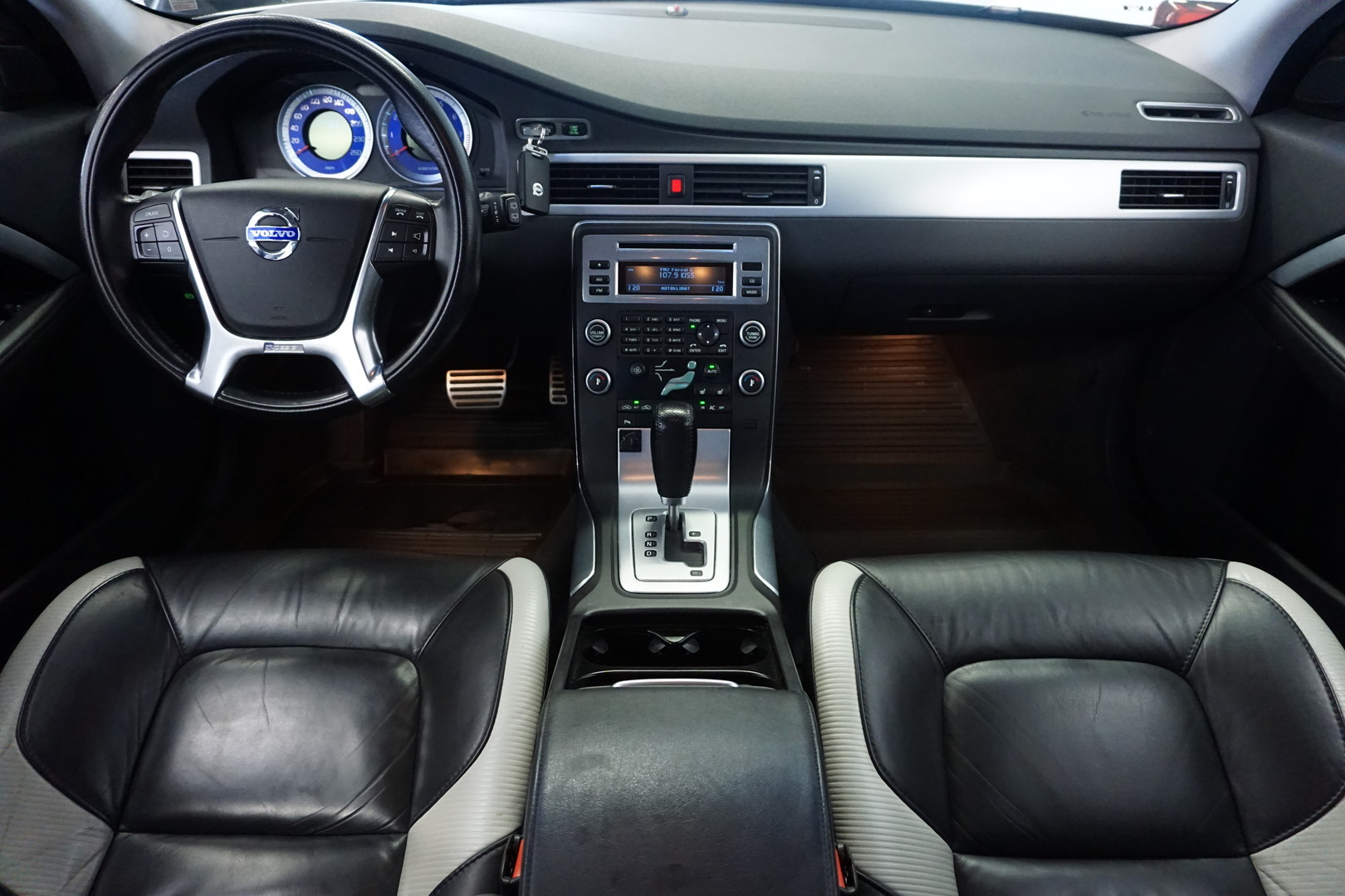 VOLVO V70 2011