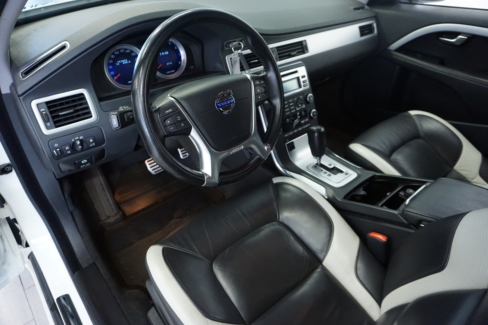 VOLVO V70 2011