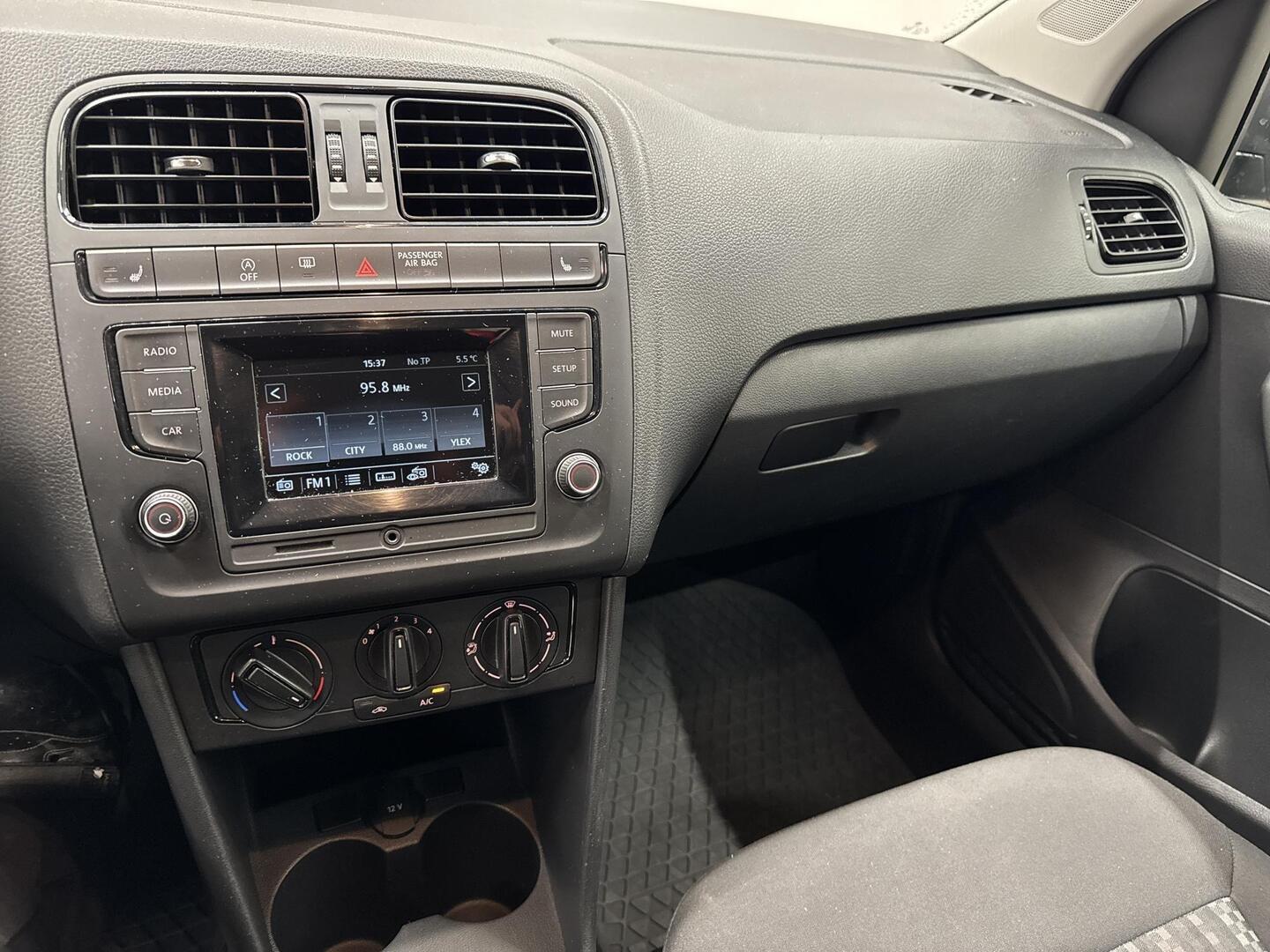 VOLKSWAGEN Polo 2015