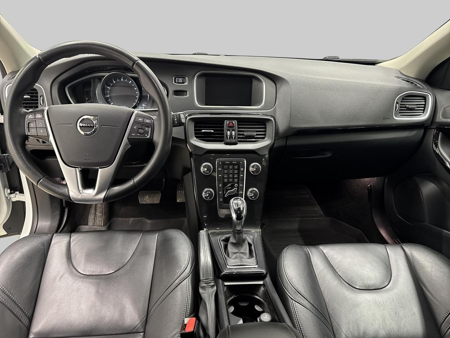 VOLVO V40 2019