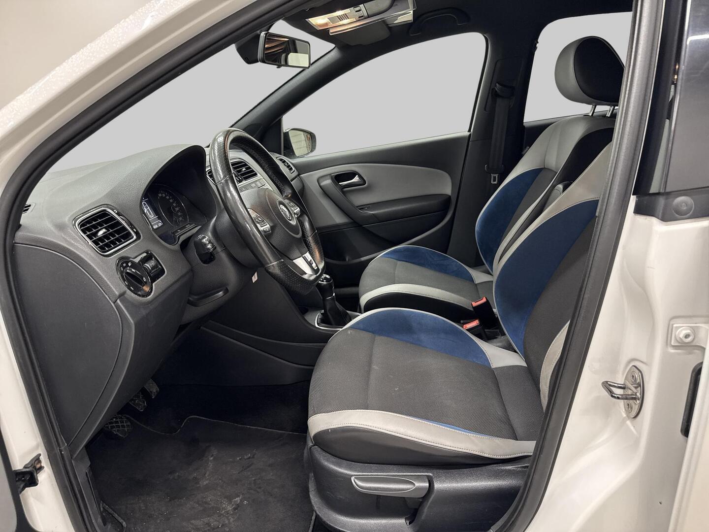 VOLKSWAGEN Polo 2013