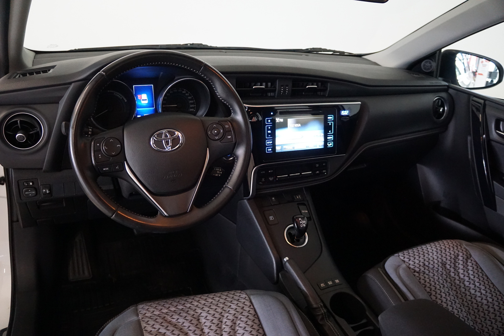 TOYOTA Auris 2016