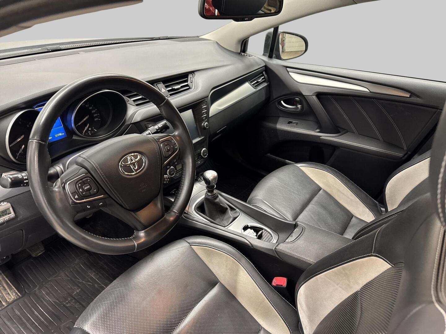 TOYOTA Avensis 2015