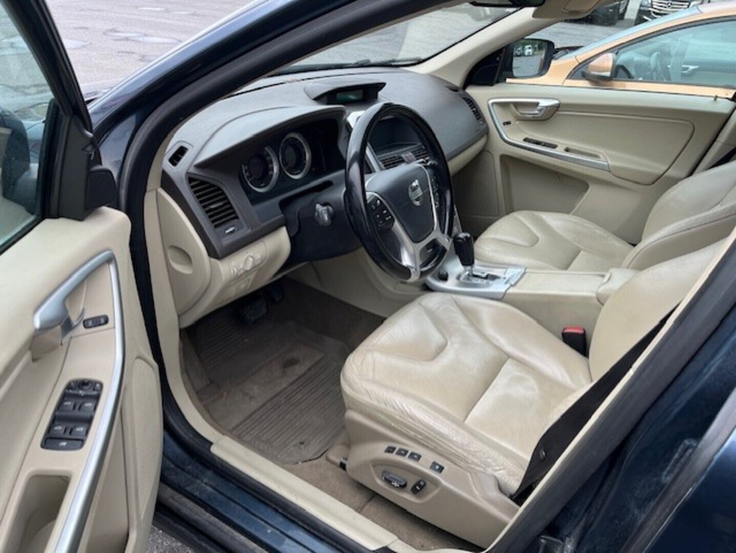VOLVO XC60 2010