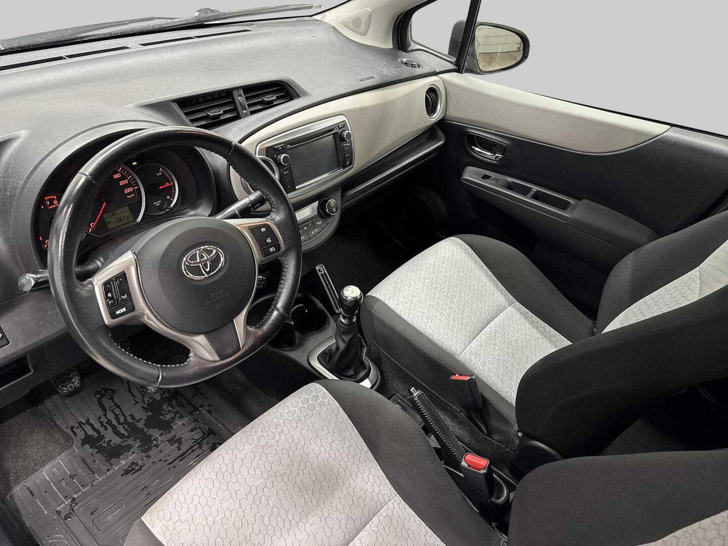TOYOTA Yaris 2012
