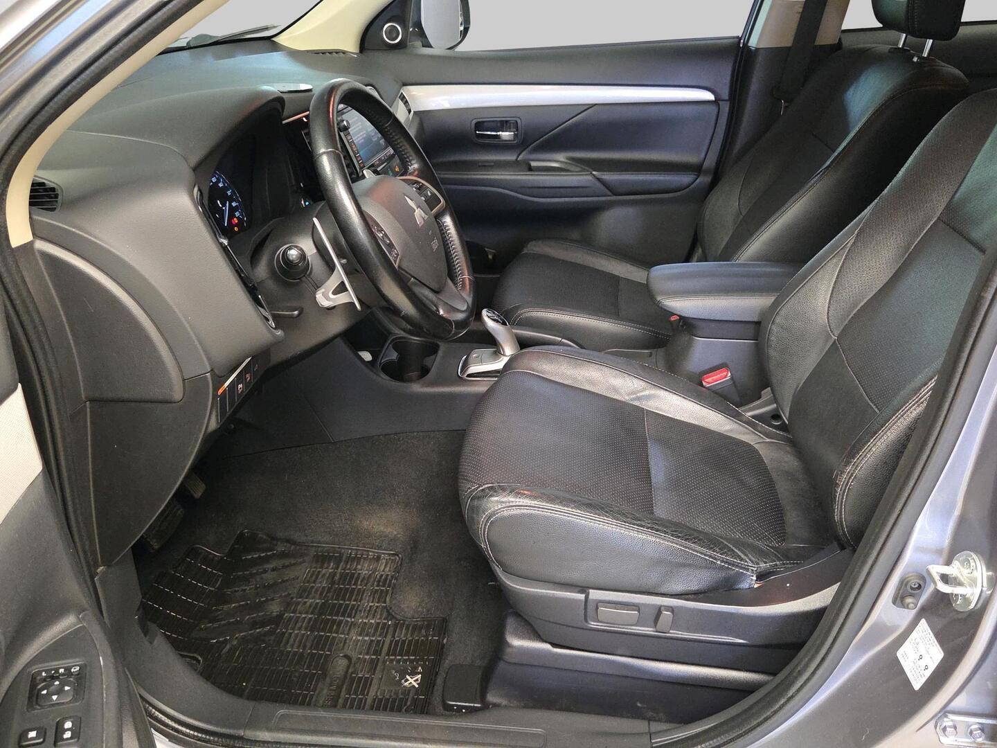 MITSUBISHI Outlander PHEV 2015