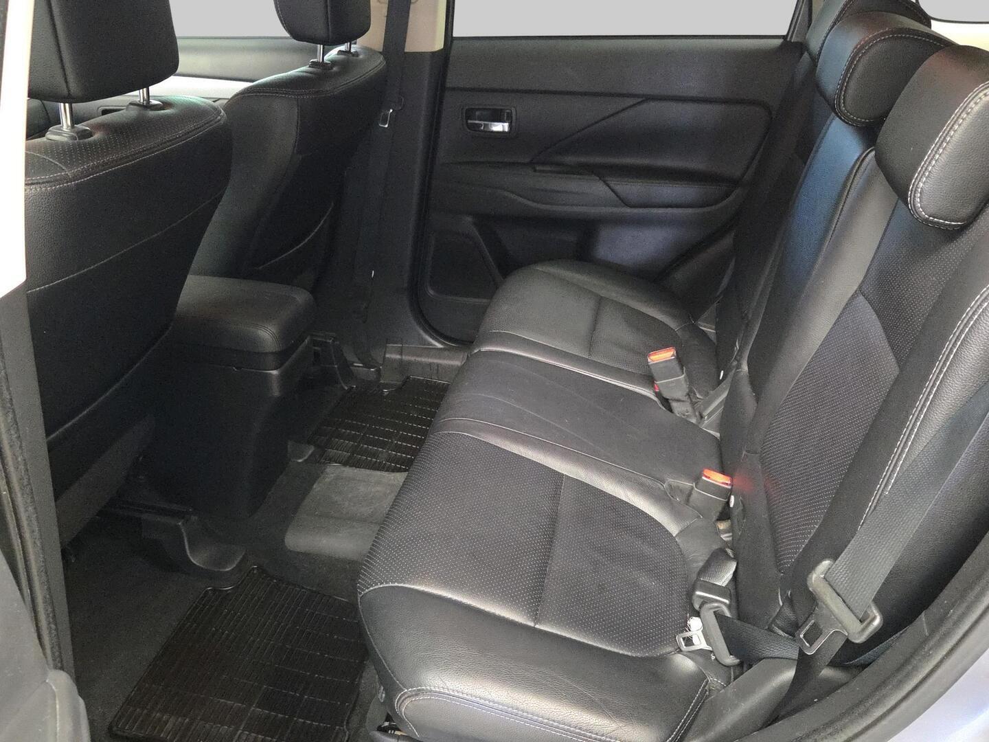 MITSUBISHI Outlander PHEV 2015