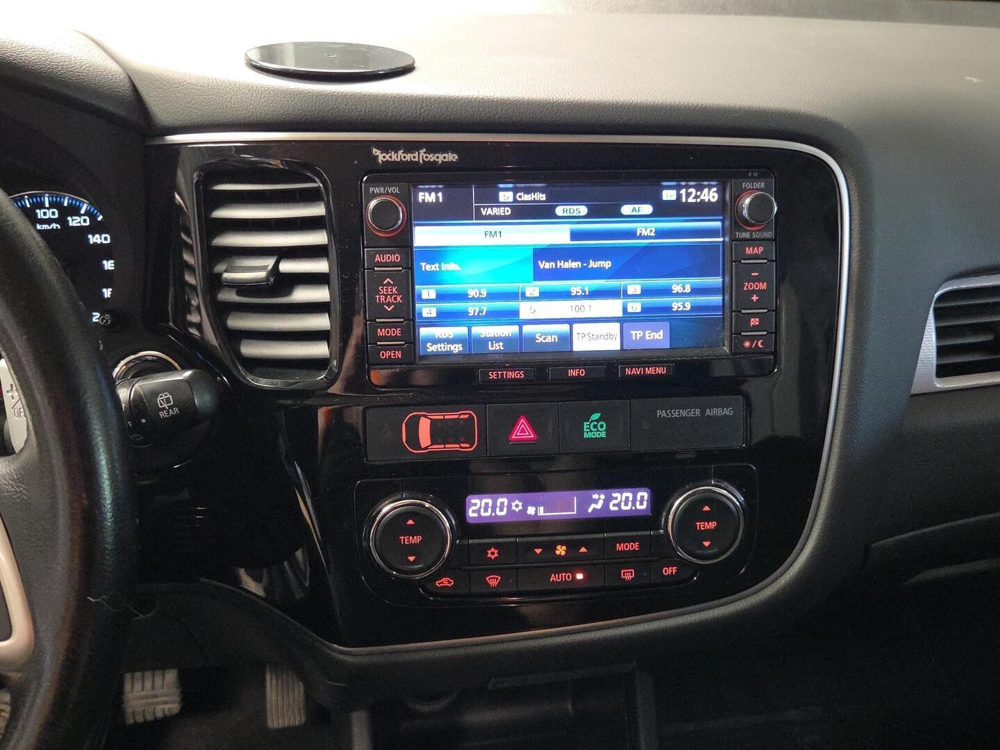 MITSUBISHI Outlander PHEV 2015
