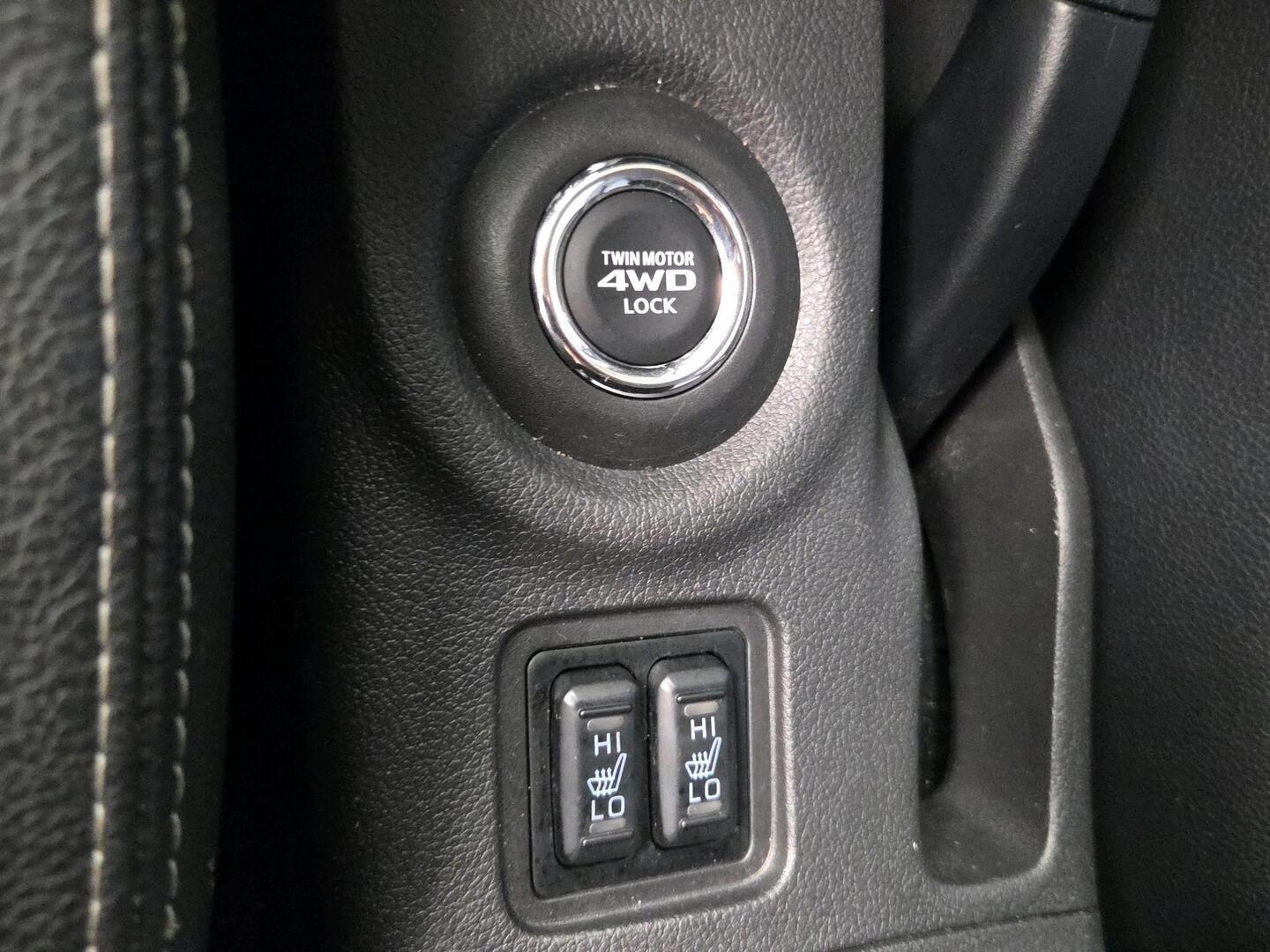 MITSUBISHI Outlander PHEV 2015