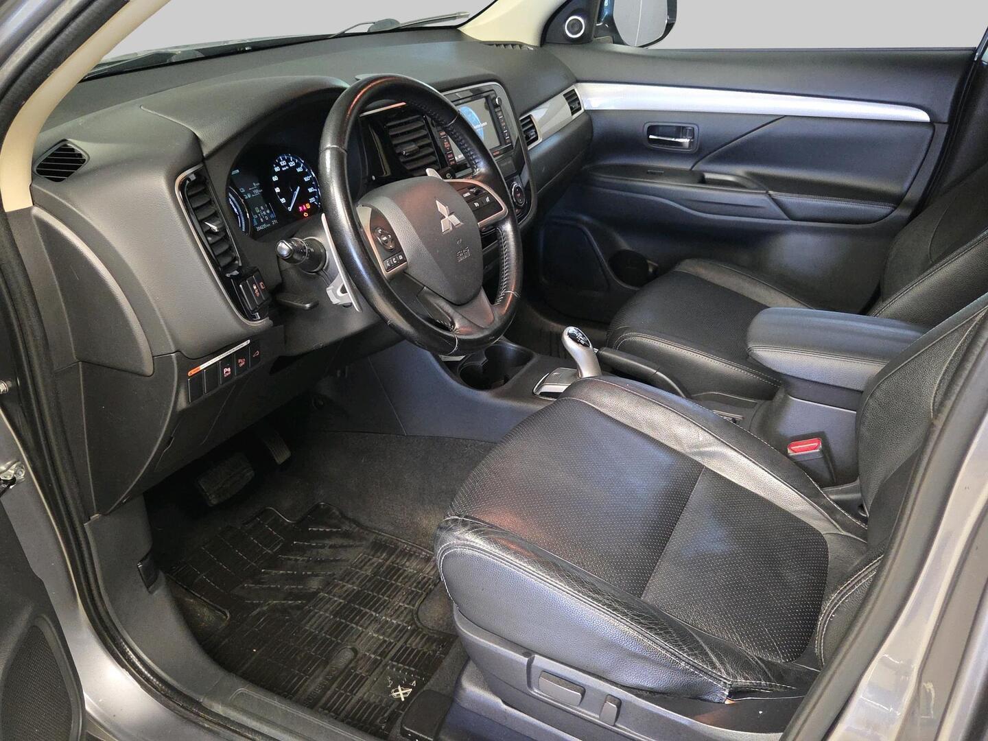 MITSUBISHI Outlander PHEV 2015