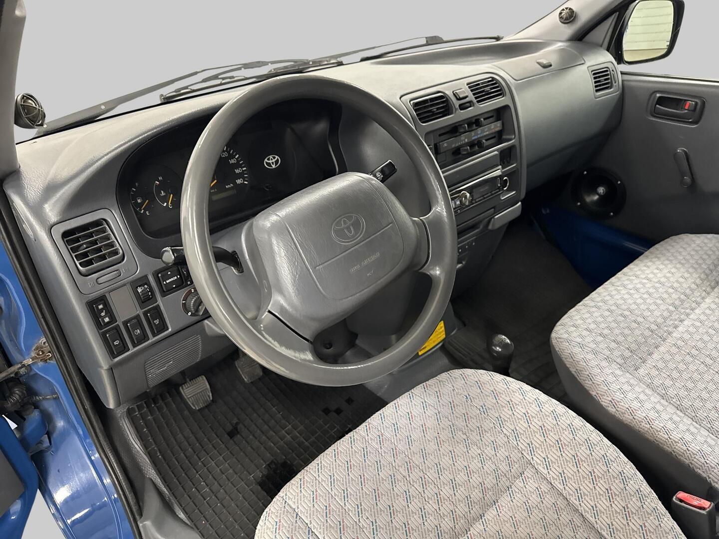 TOYOTA HIACE 2004
