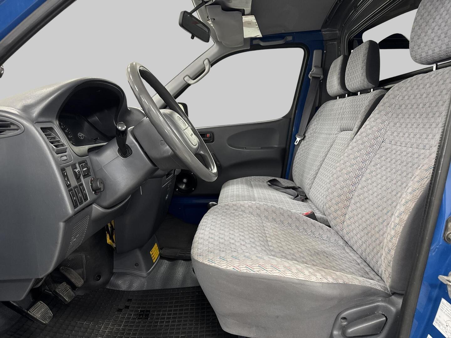 TOYOTA HIACE 2004