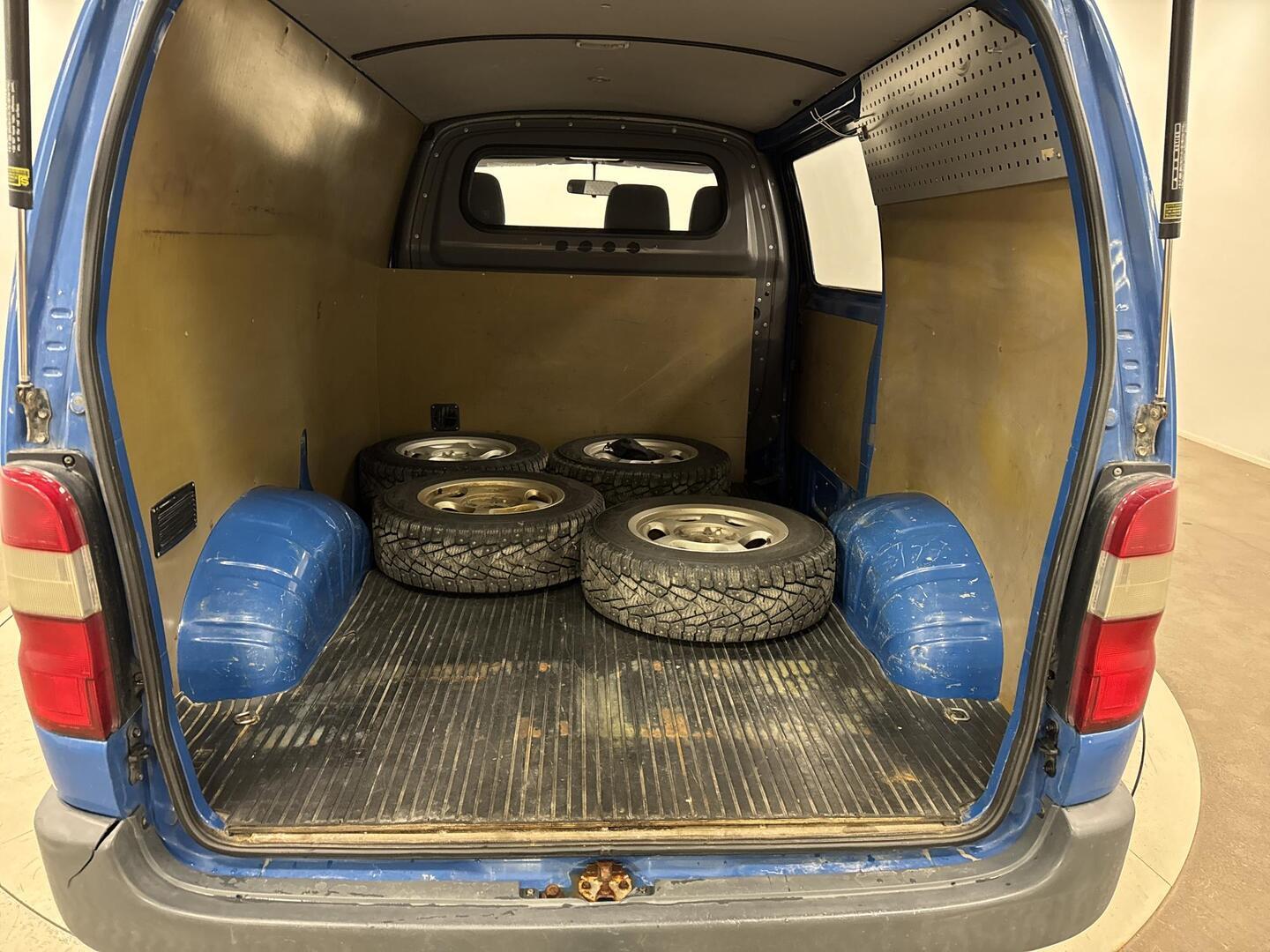 TOYOTA HIACE 2004