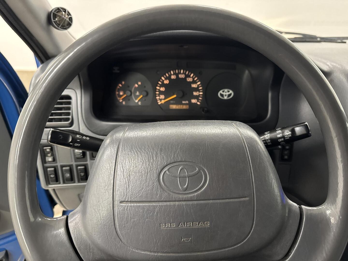 TOYOTA HIACE 2004