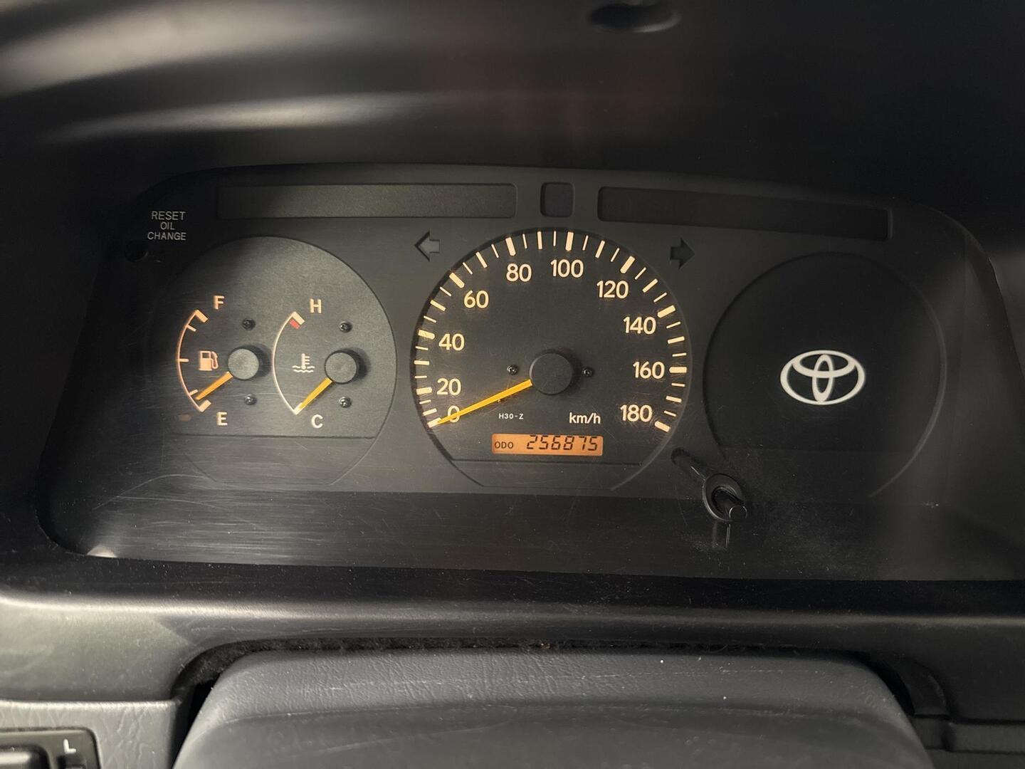 TOYOTA HIACE 2004