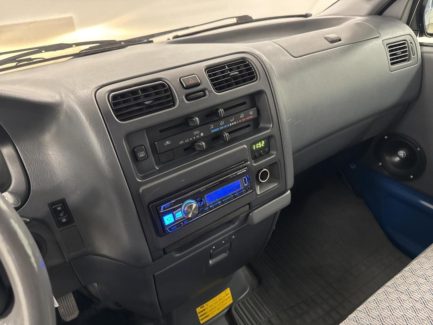TOYOTA HIACE 2004