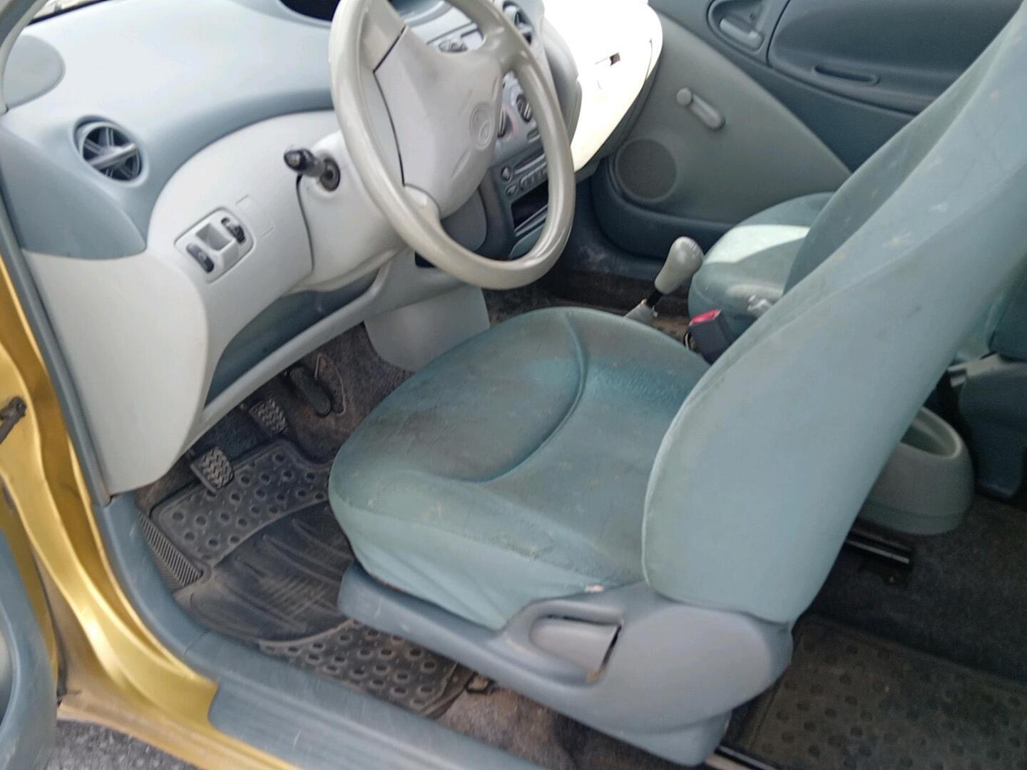 TOYOTA Yaris 2000