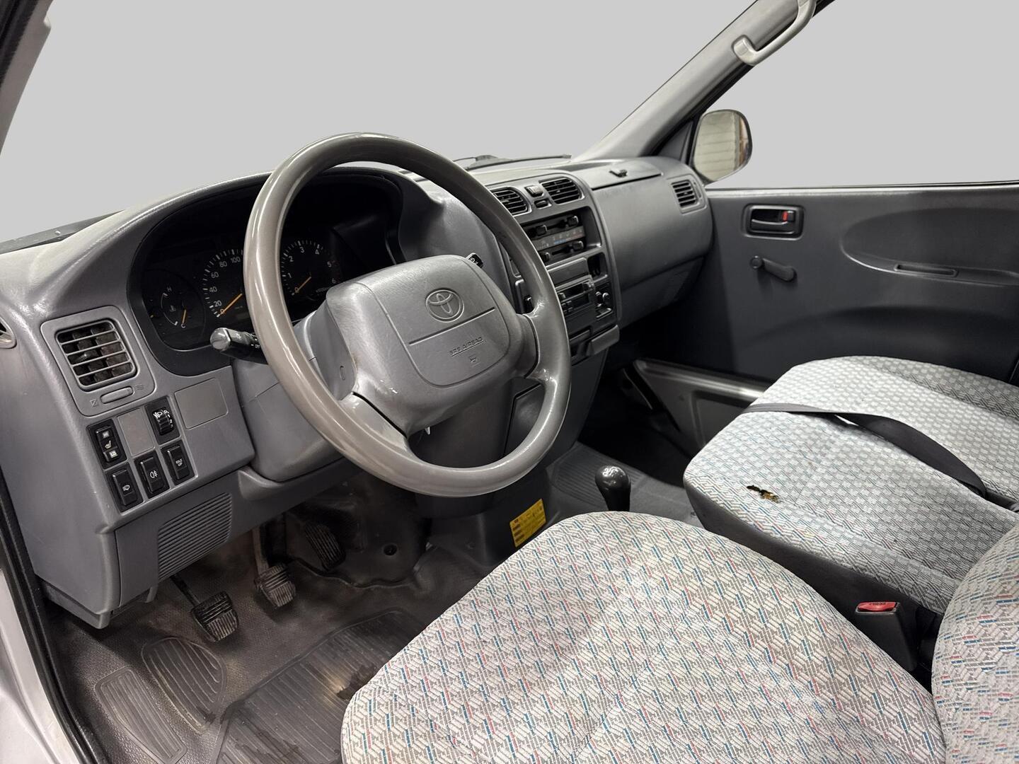 TOYOTA Hiace 2002