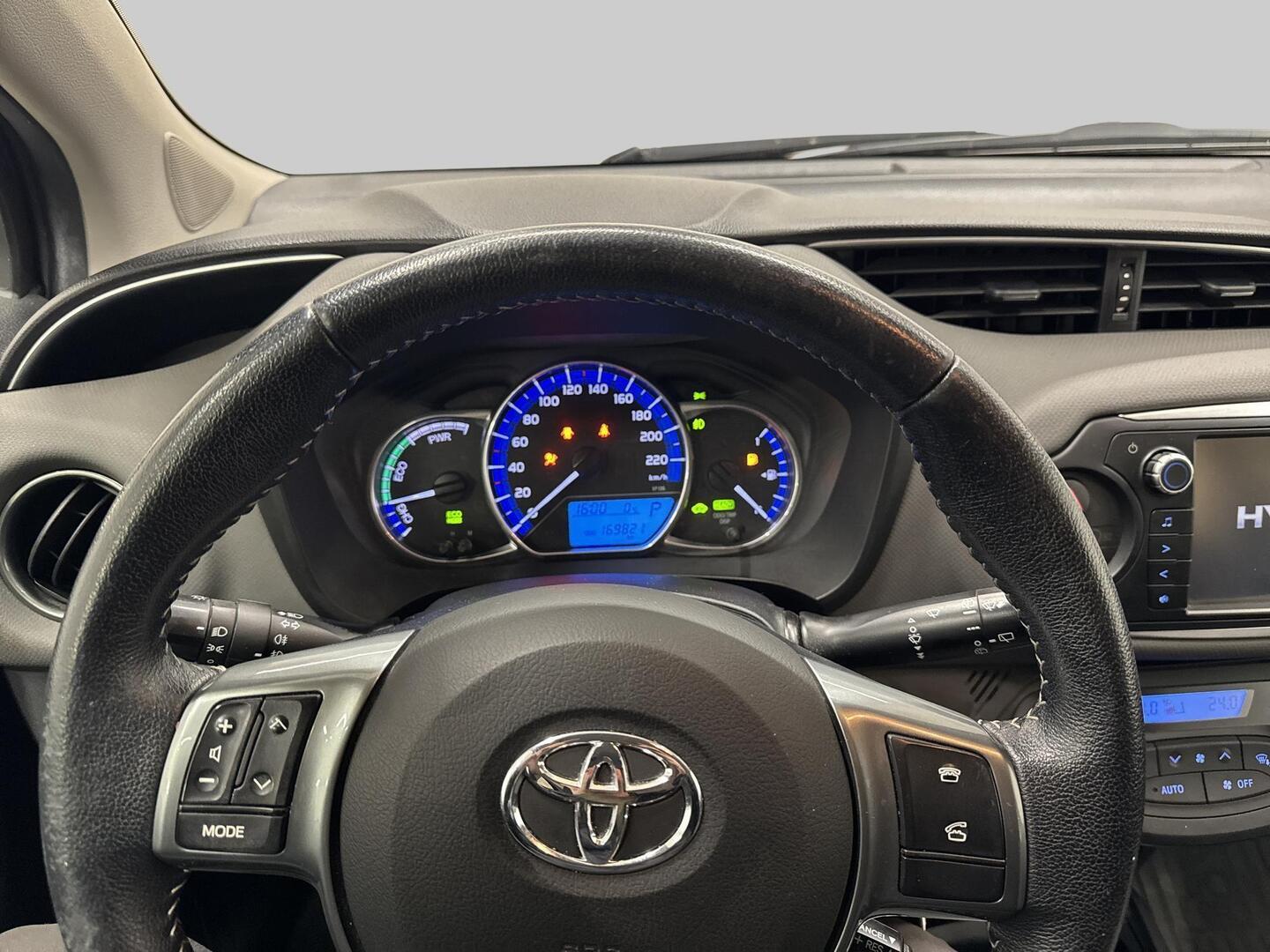 TOYOTA Yaris 2016