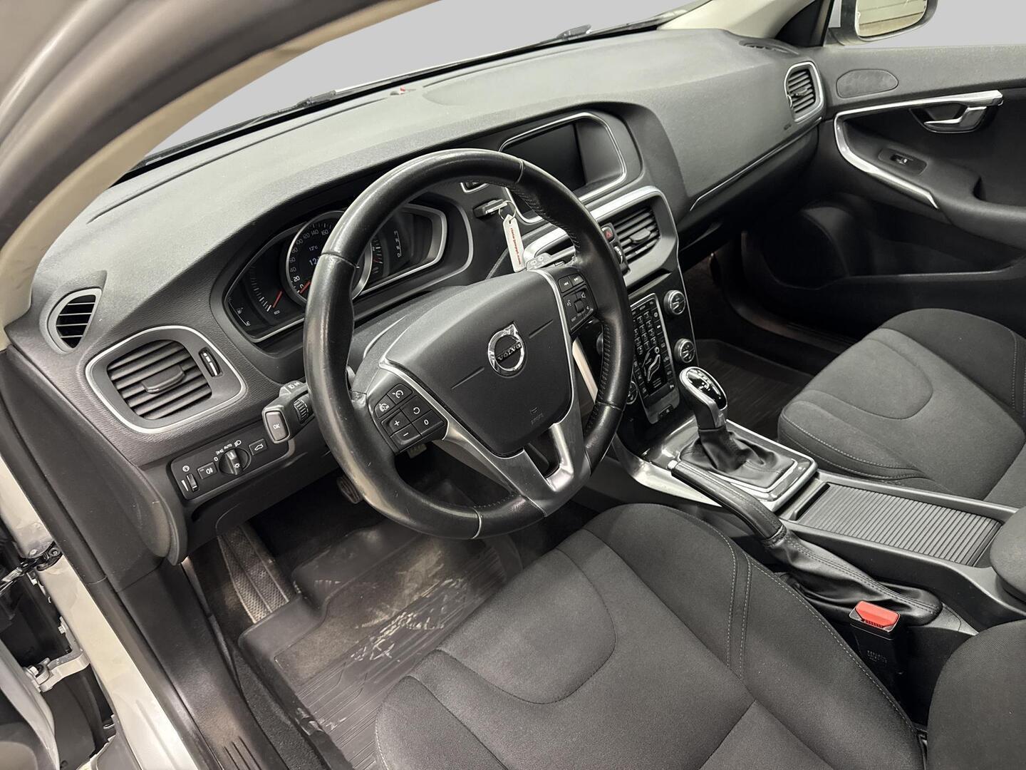 VOLVO V40 2018