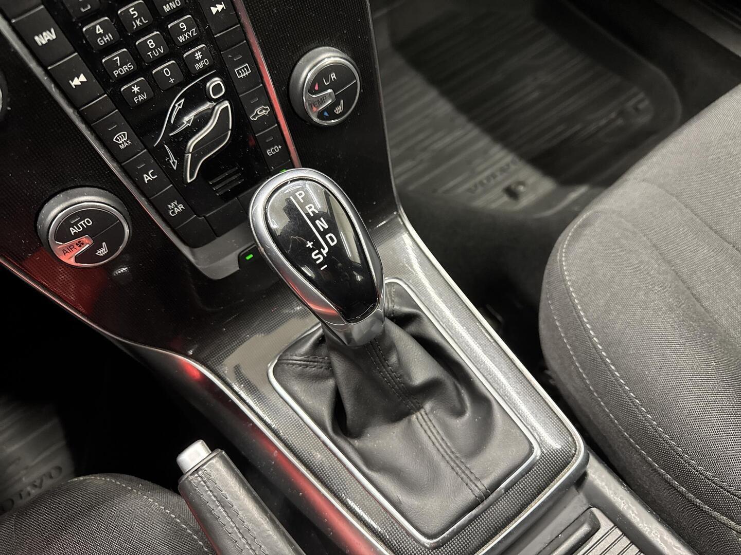 VOLVO V40 2018