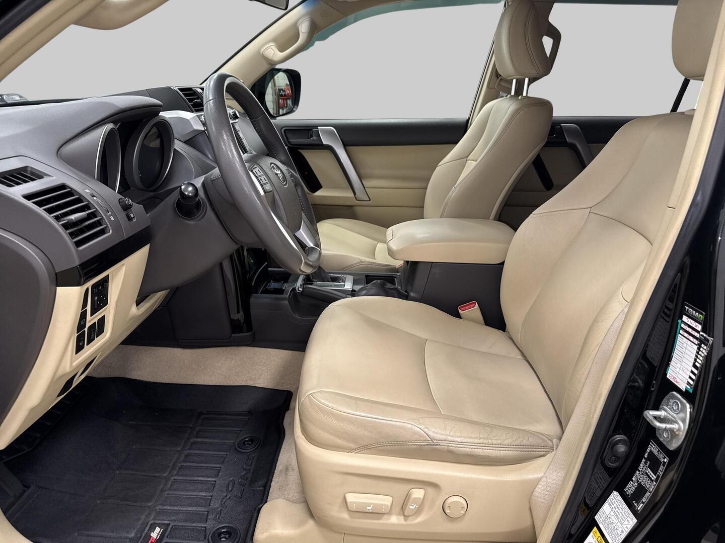 TOYOTA Land Cruiser 2013