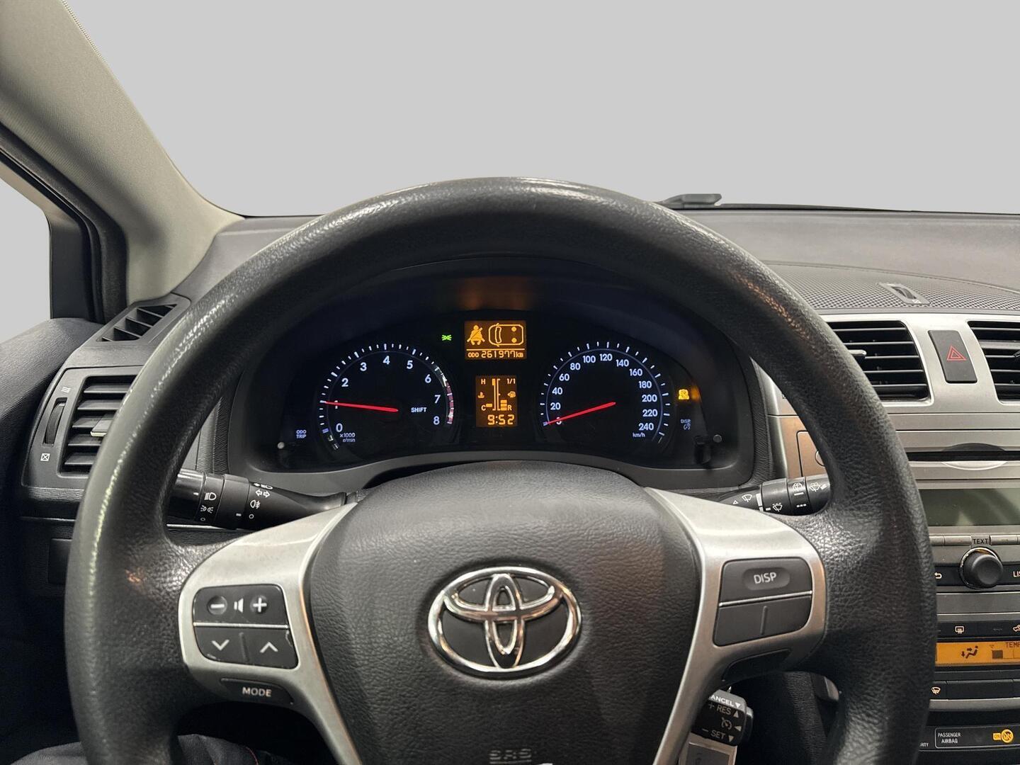 TOYOTA Avensis 2013