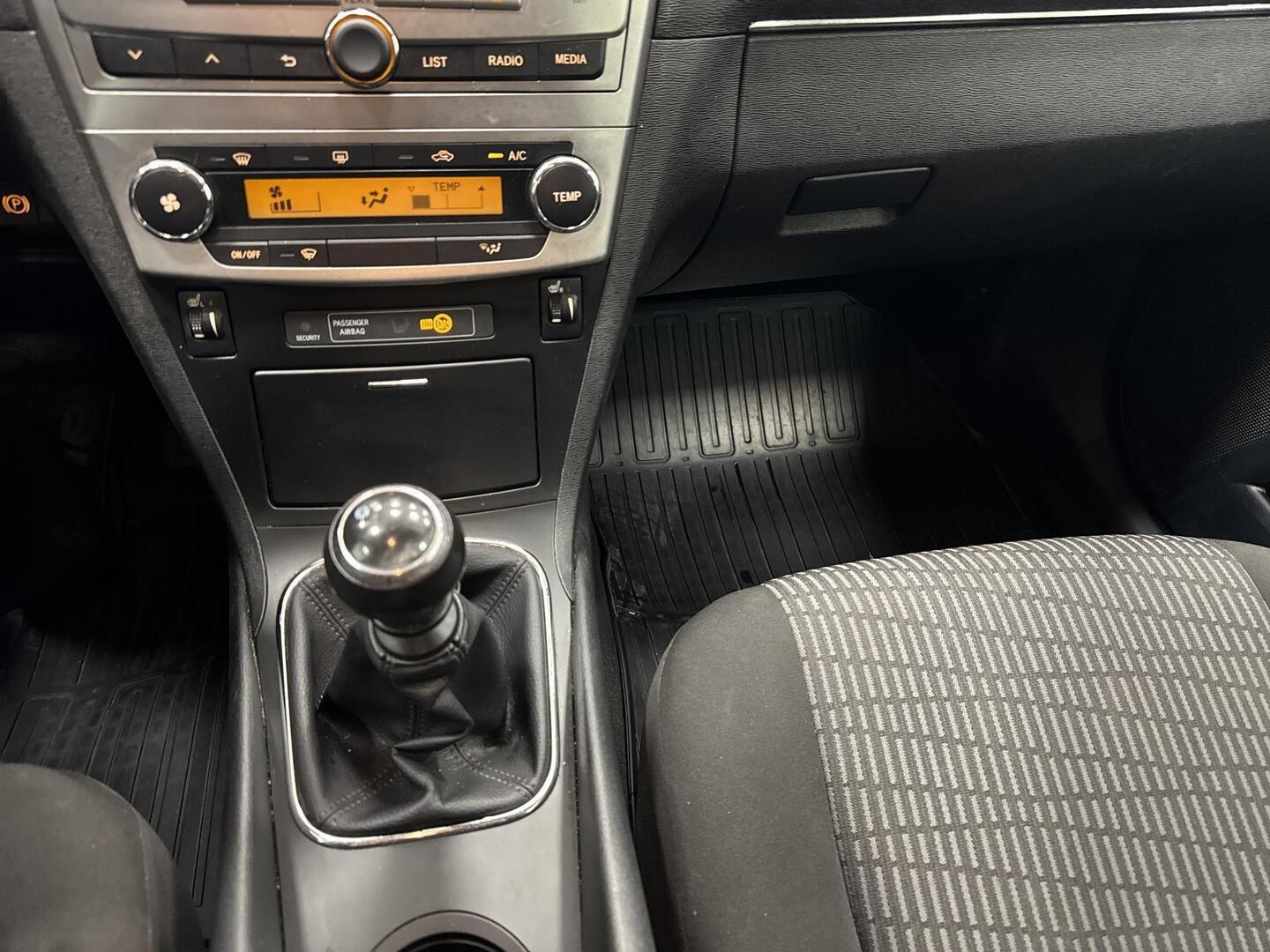 TOYOTA Avensis 2013