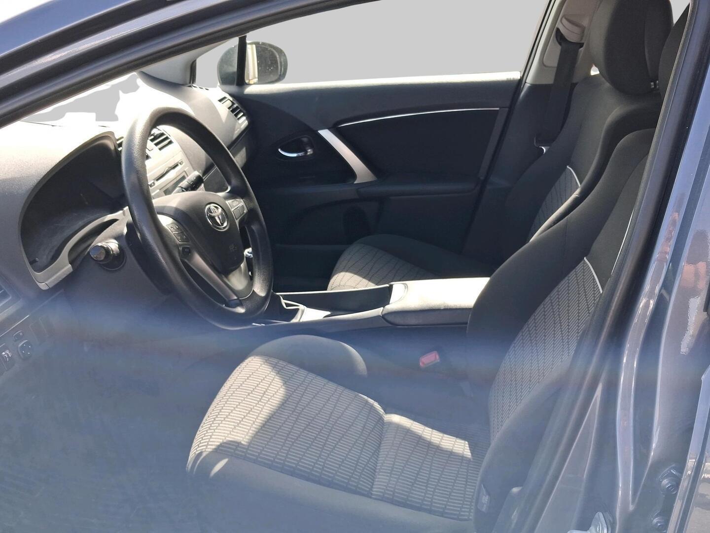 TOYOTA Avensis 2013
